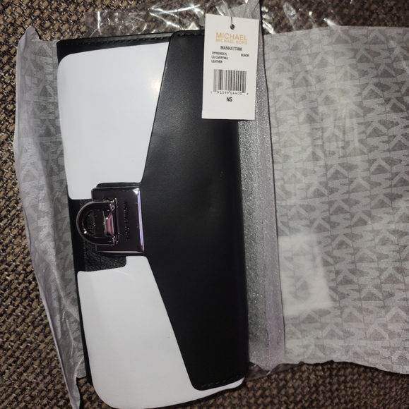 NWT Michael kors large leather and logo clutch - Picture 4 of 7